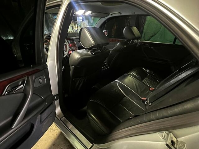 Серый Мерседес Е-Класс, объемом двигателя 2.2 л и пробегом 550 тыс. км за 4500 $, фото 8 на Automoto.ua