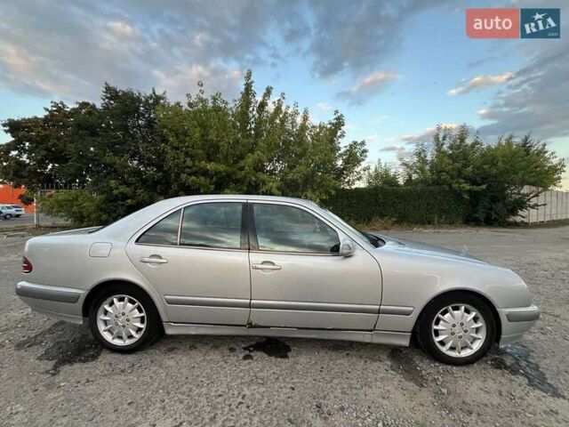 Серый Мерседес Е-Класс, объемом двигателя 2 л и пробегом 400 тыс. км за 3200 $, фото 4 на Automoto.ua