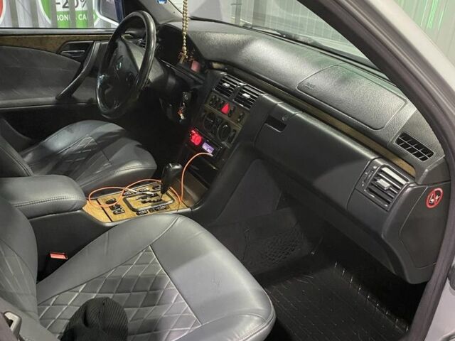 Серый Мерседес Е-Класс, объемом двигателя 2.7 л и пробегом 347 тыс. км за 4900 $, фото 7 на Automoto.ua