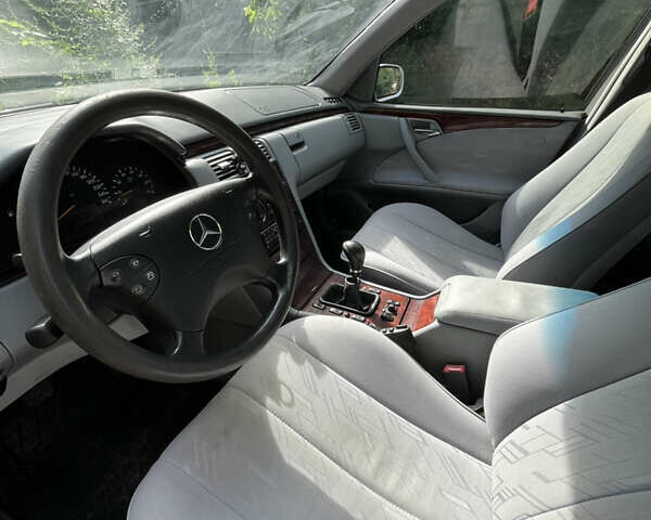 Сірий Мерседес Е-Клас, об'ємом двигуна 2 л та пробігом 362 тис. км за 3900 $, фото 11 на Automoto.ua