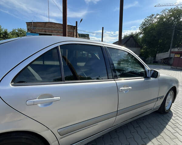 Сірий Мерседес Е-Клас, об'ємом двигуна 2 л та пробігом 362 тис. км за 3800 $, фото 2 на Automoto.ua