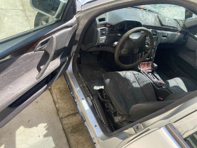 Мерседес Е-Класс 2000 в Самборе на Automoto.ua Серый Мерседес Е-Класс, объемом двигателя 2 л и пробегом 200 тыс. км за 300 $, фото 14 на Automoto.ua