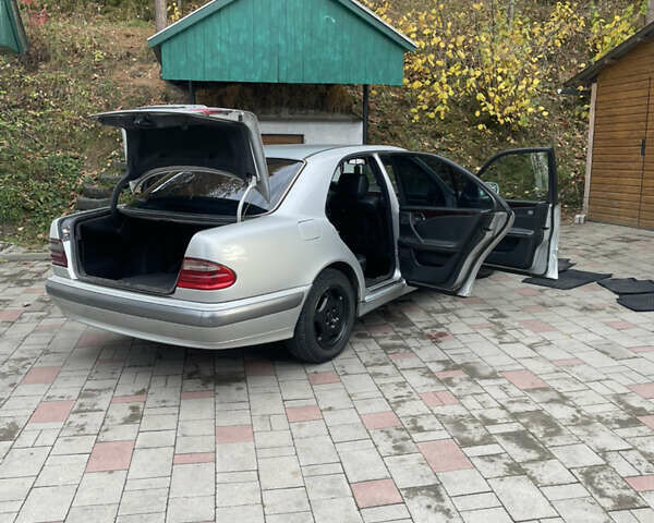 Серый Мерседес Е-Класс, объемом двигателя 2.15 л и пробегом 370 тыс. км за 3200 $, фото 1 на Automoto.ua