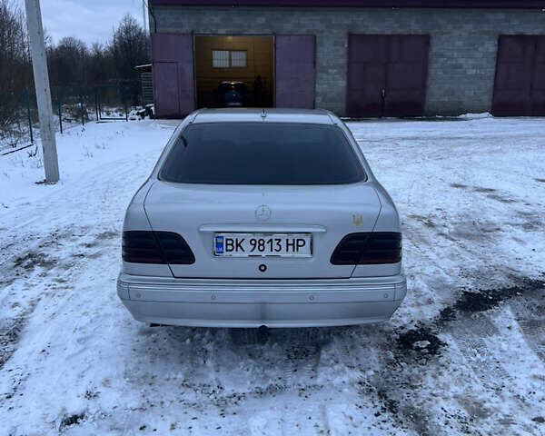 Серый Мерседес Е-Класс, объемом двигателя 3.2 л и пробегом 320 тыс. км за 4300 $, фото 3 на Automoto.ua