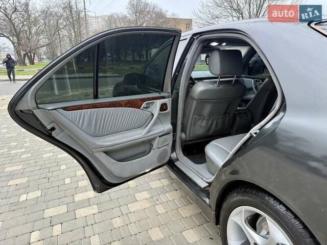 Сірий Мерседес Е-Клас, об'ємом двигуна 2.2 л та пробігом 340 тис. км за 3850 $, фото 59 на Automoto.ua