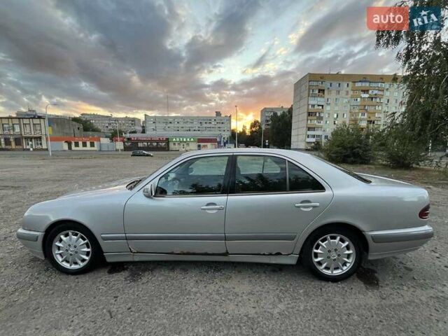 Серый Мерседес Е-Класс, объемом двигателя 2 л и пробегом 400 тыс. км за 3200 $, фото 3 на Automoto.ua