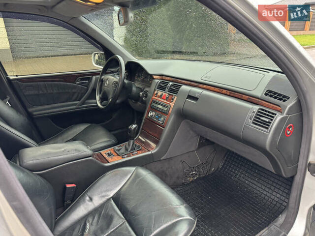 Серый Мерседес Е-Класс, объемом двигателя 2.4 л и пробегом 530 тыс. км за 3500 $, фото 8 на Automoto.ua