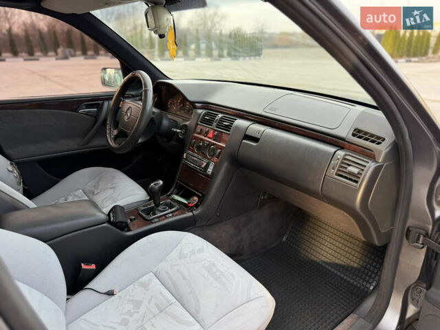 Серый Мерседес Е-Класс, объемом двигателя 2 л и пробегом 330 тыс. км за 2999 $, фото 14 на Automoto.ua