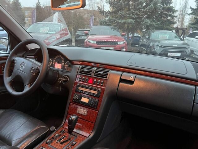 Серый Мерседес Е-Класс, объемом двигателя 3.2 л и пробегом 470 тыс. км за 5100 $, фото 12 на Automoto.ua