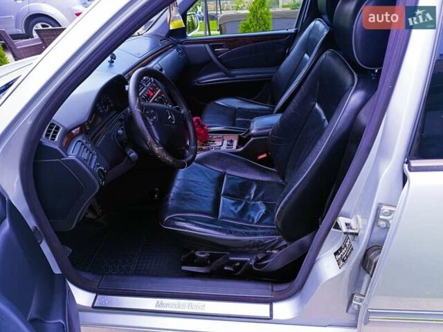 Серый Мерседес Е-Класс, объемом двигателя 2.8 л и пробегом 385 тыс. км за 4000 $, фото 3 на Automoto.ua