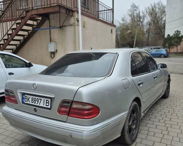 Серый Мерседес Е-Класс, объемом двигателя 2.4 л и пробегом 525 тыс. км за 2900 $, фото 1 на Automoto.ua