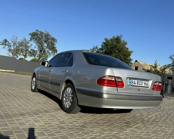 Сірий Мерседес Е-Клас, об'ємом двигуна 2 л та пробігом 413 тис. км за 3600 $, фото 3 на Automoto.ua