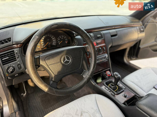 Серый Мерседес Е-Класс, объемом двигателя 2 л и пробегом 330 тыс. км за 2999 $, фото 21 на Automoto.ua