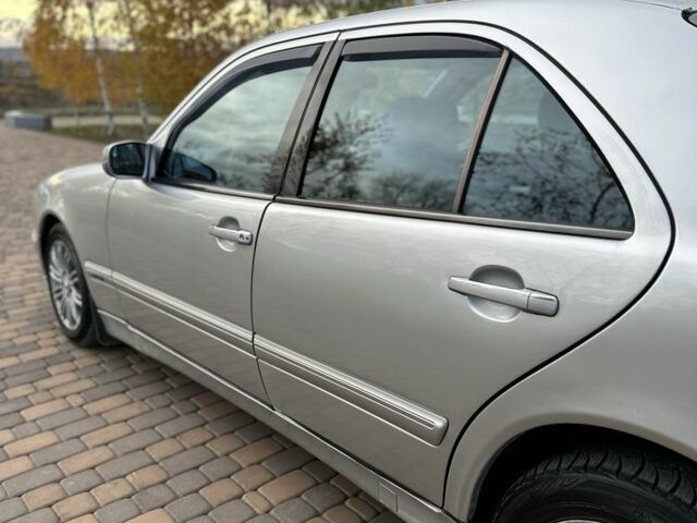 Мерседес Е-Клас 2000 у Сторожинце на Automoto.ua Сірий Мерседес Е-Клас, об'ємом двигуна 2.7 л та пробігом 346 тис. км за 5200 $, фото 12 на Automoto.ua