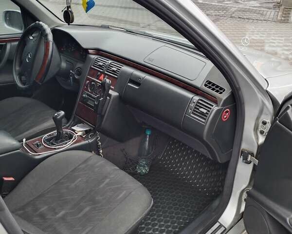 Сірий Мерседес Е-Клас, об'ємом двигуна 2 л та пробігом 530 тис. км за 2500 $, фото 5 на Automoto.ua