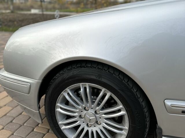 Мерседес Е-Клас 2000 у Сторожинце на Automoto.ua Сірий Мерседес Е-Клас, об'ємом двигуна 2.7 л та пробігом 346 тис. км за 5200 $, фото 10 на Automoto.ua