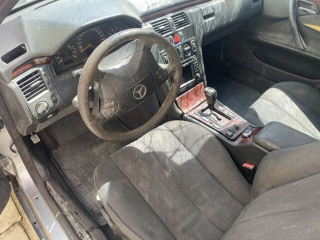 Мерседес Е-Класс 2000 в Самборе на Automoto.ua Серый Мерседес Е-Класс, объемом двигателя 2 л и пробегом 200 тыс. км за 300 $, фото 13 на Automoto.ua