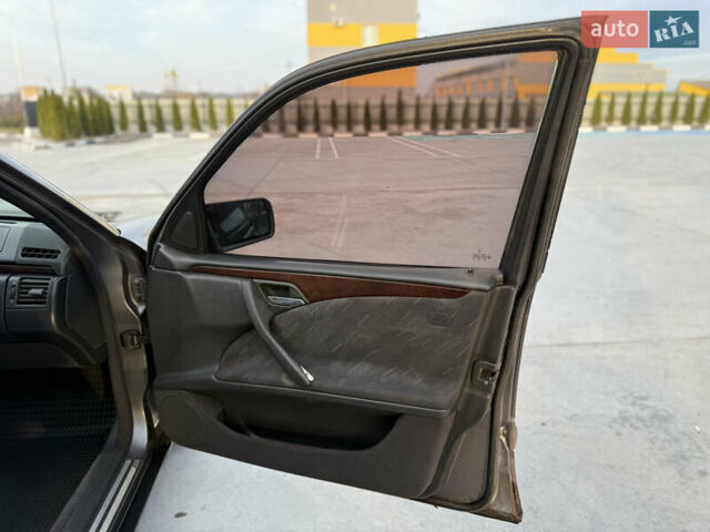 Серый Мерседес Е-Класс, объемом двигателя 2 л и пробегом 330 тыс. км за 2999 $, фото 16 на Automoto.ua