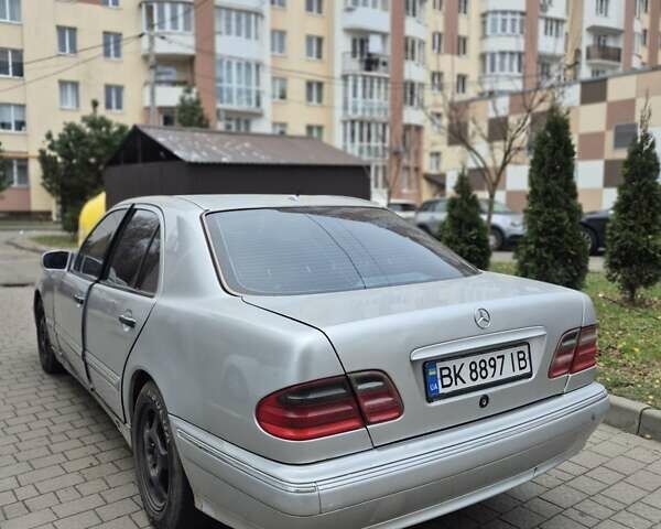 Серый Мерседес Е-Класс, объемом двигателя 2.4 л и пробегом 525 тыс. км за 2900 $, фото 7 на Automoto.ua