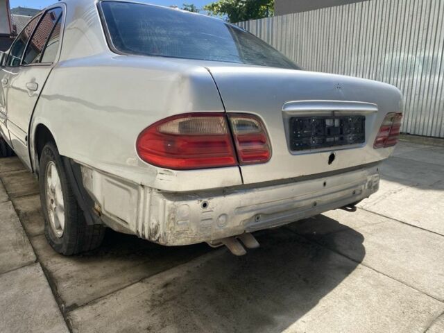 Мерседес Е-Класс 2000 в Самборе на Automoto.ua Серый Мерседес Е-Класс, объемом двигателя 2 л и пробегом 200 тыс. км за 300 $, фото 3 на Automoto.ua