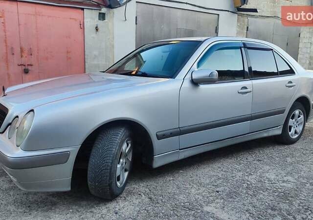 Сірий Мерседес Е-Клас, об'ємом двигуна 2 л та пробігом 389 тис. км за 4000 $, фото 4 на Automoto.ua