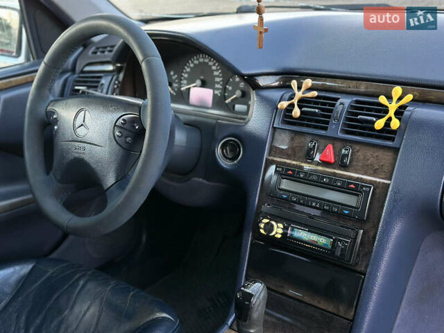 Серый Мерседес Е-Класс, объемом двигателя 2.7 л и пробегом 445 тыс. км за 4550 $, фото 68 на Automoto.ua