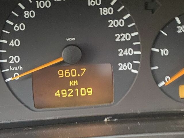 Серый Мерседес Е-Класс, объемом двигателя 2.7 л и пробегом 500 тыс. км за 4150 $, фото 14 на Automoto.ua