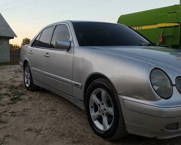 Серый Мерседес Е-Класс, объемом двигателя 3.2 л и пробегом 350 тыс. км за 2700 $, фото 4 на Automoto.ua