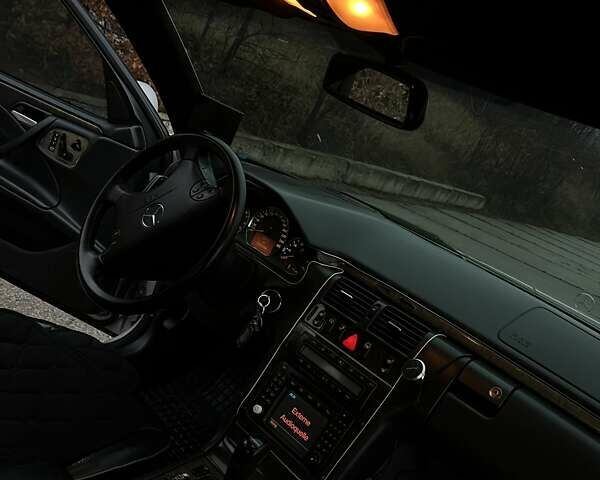 Серый Мерседес Е-Класс, объемом двигателя 3.2 л и пробегом 350 тыс. км за 5500 $, фото 5 на Automoto.ua