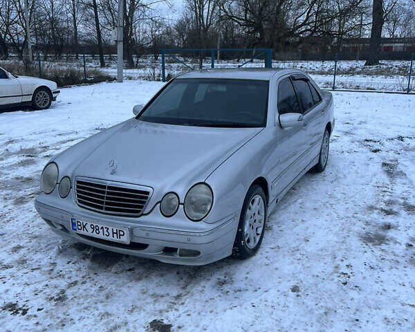 Серый Мерседес Е-Класс, объемом двигателя 3.2 л и пробегом 320 тыс. км за 4300 $, фото 2 на Automoto.ua