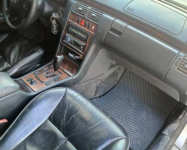 Сірий Мерседес Е-Клас, об'ємом двигуна 2.2 л та пробігом 364 тис. км за 3500 $, фото 19 на Automoto.ua