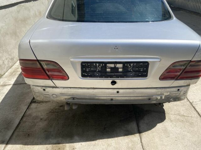 Мерседес Е-Класс 2000 в Самборе на Automoto.ua Серый Мерседес Е-Класс, объемом двигателя 2 л и пробегом 200 тыс. км за 300 $, фото 2 на Automoto.ua