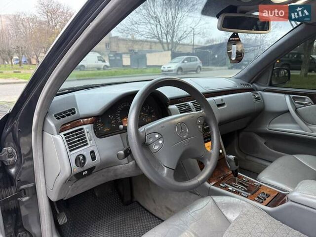 Сірий Мерседес Е-Клас, об'ємом двигуна 2.2 л та пробігом 340 тис. км за 3850 $, фото 32 на Automoto.ua
