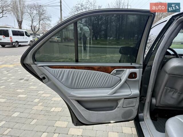 Сірий Мерседес Е-Клас, об'ємом двигуна 2.2 л та пробігом 340 тис. км за 3850 $, фото 64 на Automoto.ua