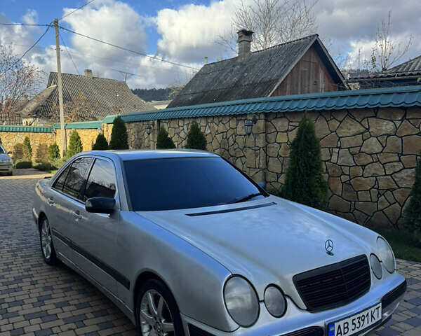 Серый Мерседес Е-Класс, объемом двигателя 2.6 л и пробегом 300 тыс. км за 2450 $, фото 2 на Automoto.ua