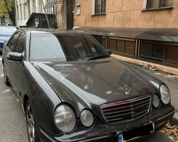 Серый Мерседес Е-Класс, объемом двигателя 2.2 л и пробегом 320 тыс. км за 4200 $, фото 5 на Automoto.ua