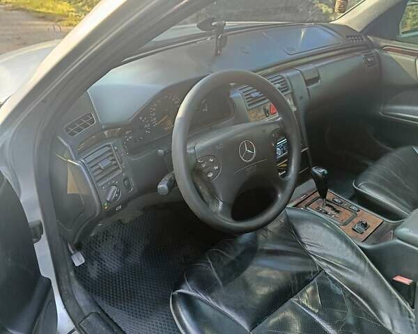 Сірий Мерседес Е-Клас, об'ємом двигуна 2.2 л та пробігом 364 тис. км за 3500 $, фото 10 на Automoto.ua