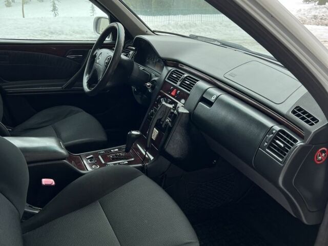 Серый Мерседес Е-Класс, объемом двигателя 2.2 л и пробегом 400 тыс. км за 3700 $, фото 13 на Automoto.ua