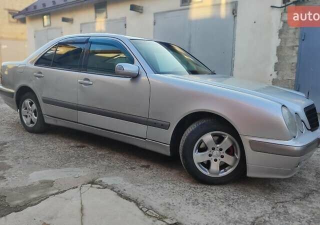 Сірий Мерседес Е-Клас, об'ємом двигуна 2 л та пробігом 389 тис. км за 4000 $, фото 3 на Automoto.ua