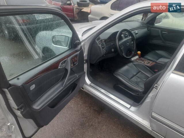 Серый Мерседес Е-Класс, объемом двигателя 2.4 л и пробегом 338 тыс. км за 2999 $, фото 12 на Automoto.ua