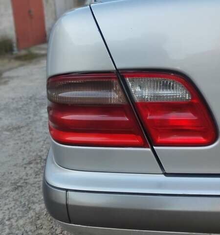 Сірий Мерседес Е-Клас, об'ємом двигуна 2 л та пробігом 389 тис. км за 4000 $, фото 8 на Automoto.ua