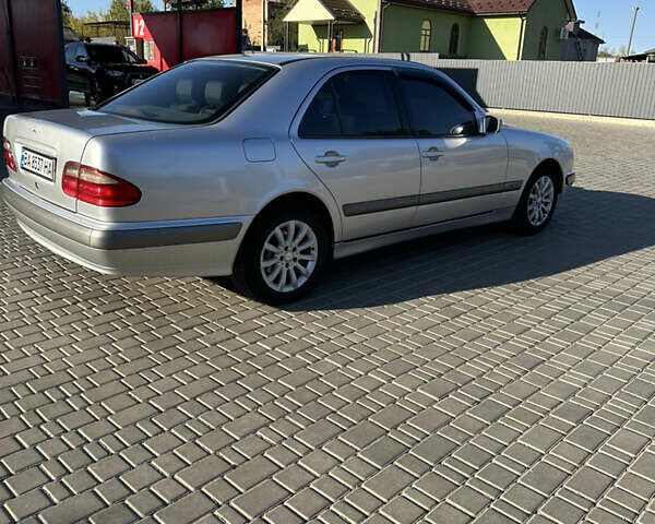 Сірий Мерседес Е-Клас, об'ємом двигуна 2 л та пробігом 413 тис. км за 3600 $, фото 1 на Automoto.ua