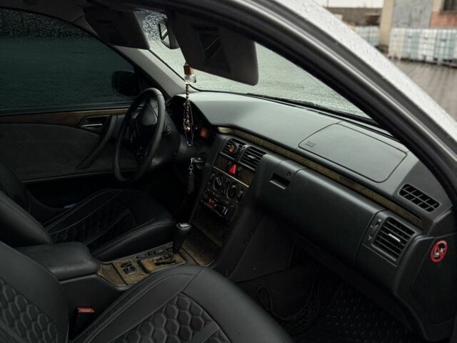 Сірий Мерседес Е-Клас, об'ємом двигуна 2.7 л та пробігом 510 тис. км за 4299 $, фото 17 на Automoto.ua