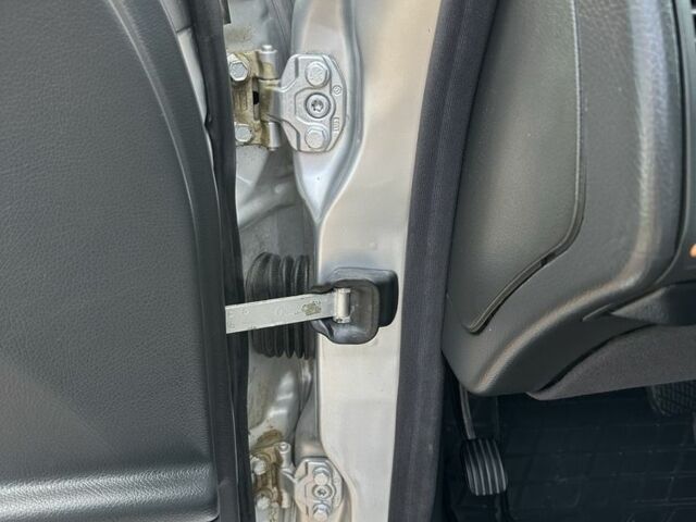 Мерседес Е-Клас 2000 у Сторожинце на Automoto.ua Сірий Мерседес Е-Клас, об'ємом двигуна 2.7 л та пробігом 346 тис. км за 5200 $, фото 14 на Automoto.ua