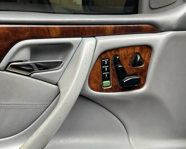 Серый Мерседес Е-Класс, объемом двигателя 2.2 л и пробегом 320 тыс. км за 4200 $, фото 6 на Automoto.ua