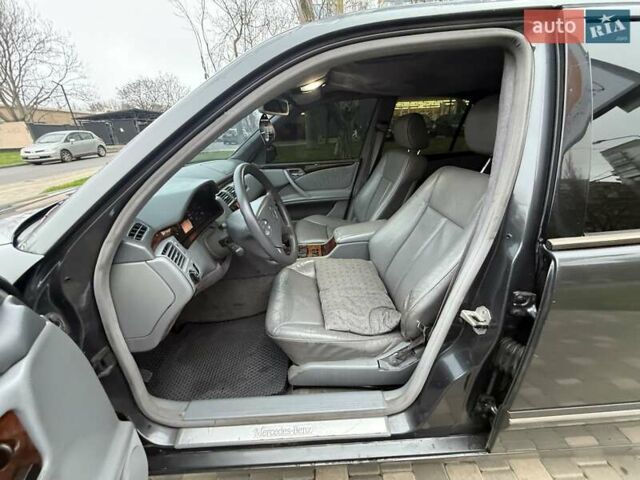 Сірий Мерседес Е-Клас, об'ємом двигуна 2.2 л та пробігом 340 тис. км за 3850 $, фото 34 на Automoto.ua