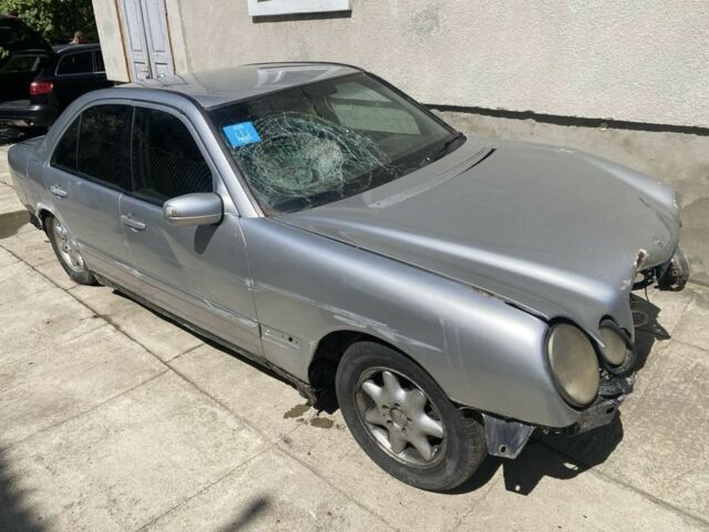 Мерседес Е-Класс 2000 в Самборе на Automoto.ua Серый Мерседес Е-Класс, объемом двигателя 2 л и пробегом 200 тыс. км за 300 $, фото 12 на Automoto.ua