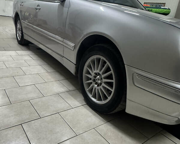 Сірий Мерседес Е-Клас, об'ємом двигуна 2.2 л та пробігом 320 тис. км за 4400 $, фото 5 на Automoto.ua