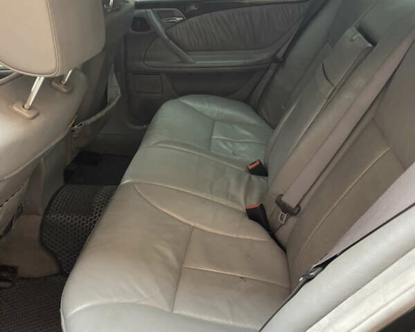 Серый Мерседес Е-Класс, объемом двигателя 2.2 л и пробегом 320 тыс. км за 4200 $, фото 8 на Automoto.ua