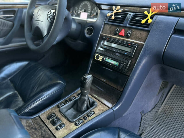 Серый Мерседес Е-Класс, объемом двигателя 2.7 л и пробегом 445 тыс. км за 4550 $, фото 70 на Automoto.ua